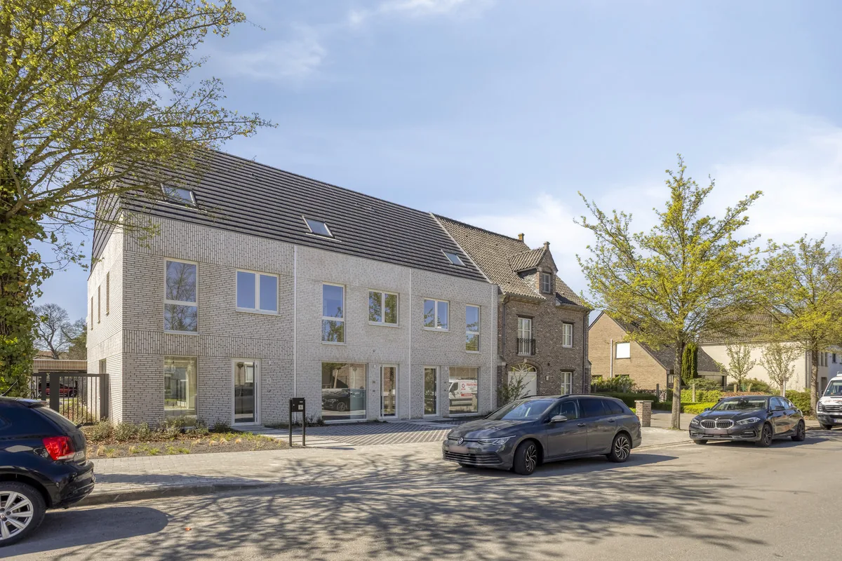 Afgewerkte woningen van Morris in lichte baksteen aan de straatzijde